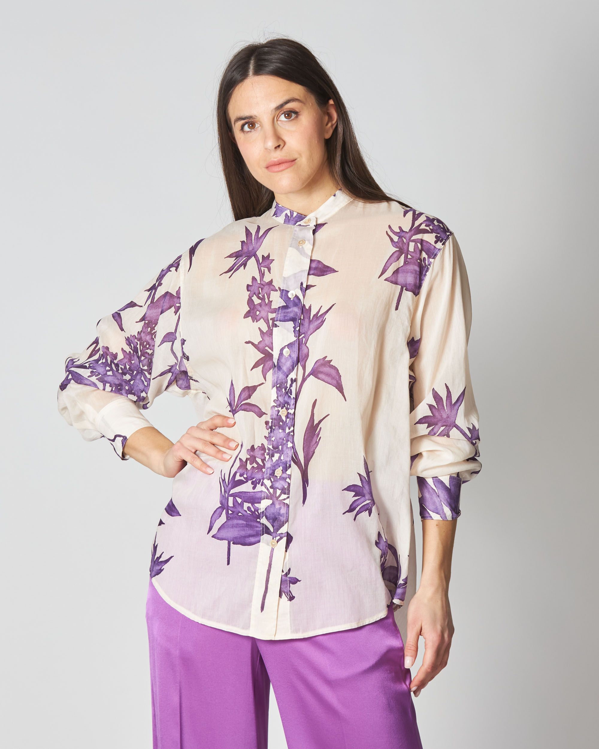 Camicia avorio con fiori viola