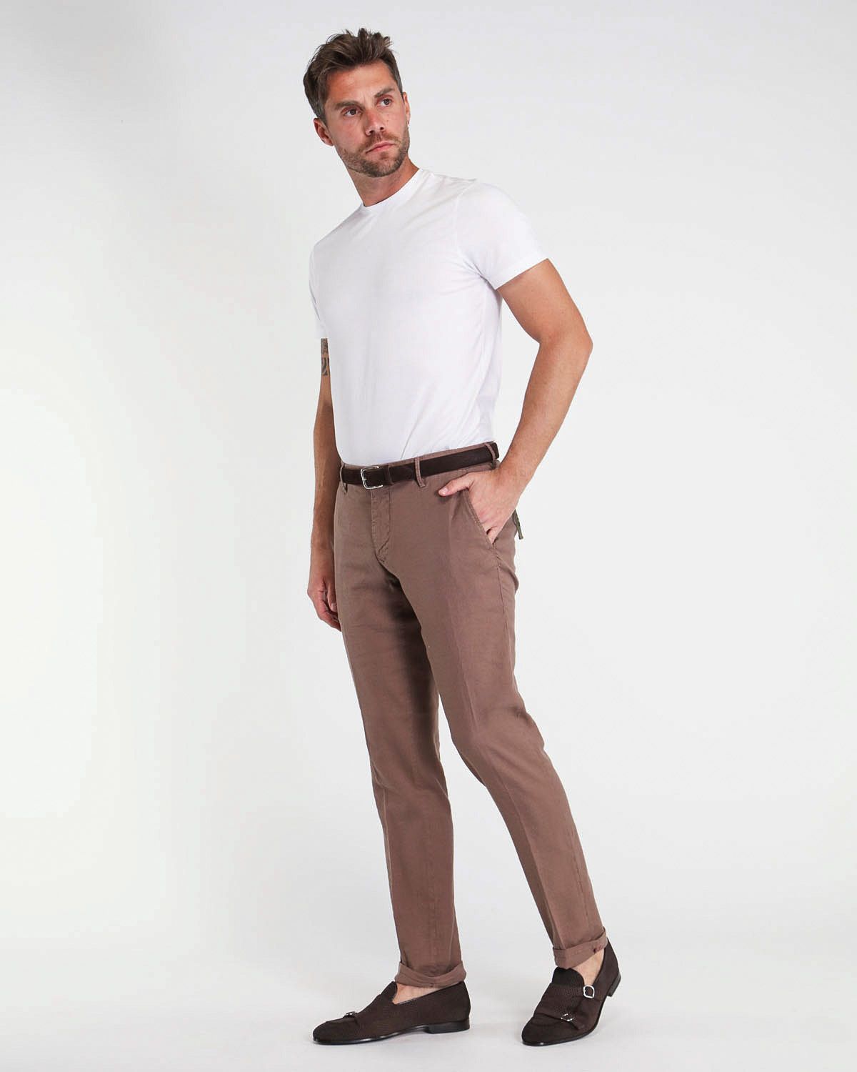 pantaloni senza pences fondo 18 cm in cotone e lino color castagna